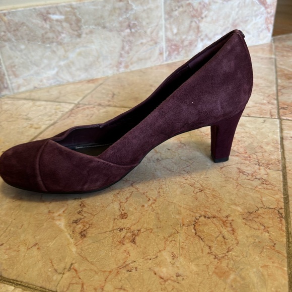 Easy Spirit size 8 W burgundy / wine suede pumps - Picture 4 of 14